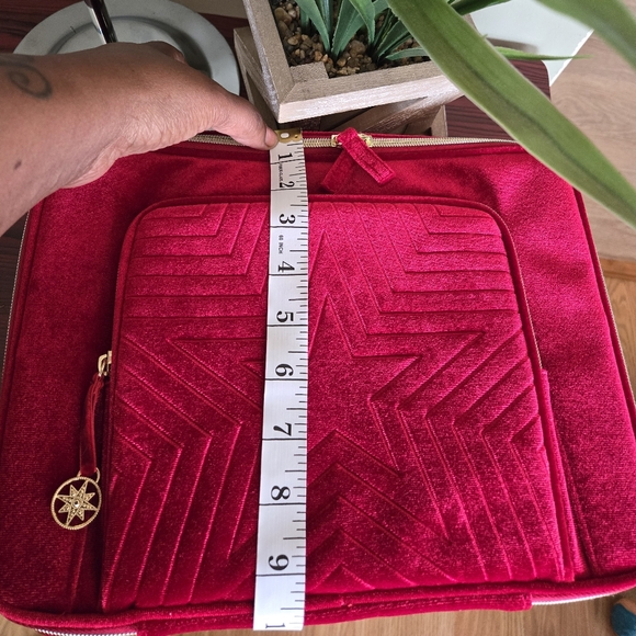 Estee Lauder Cosmetic Bag Red Velvet - Picture 6 of 7